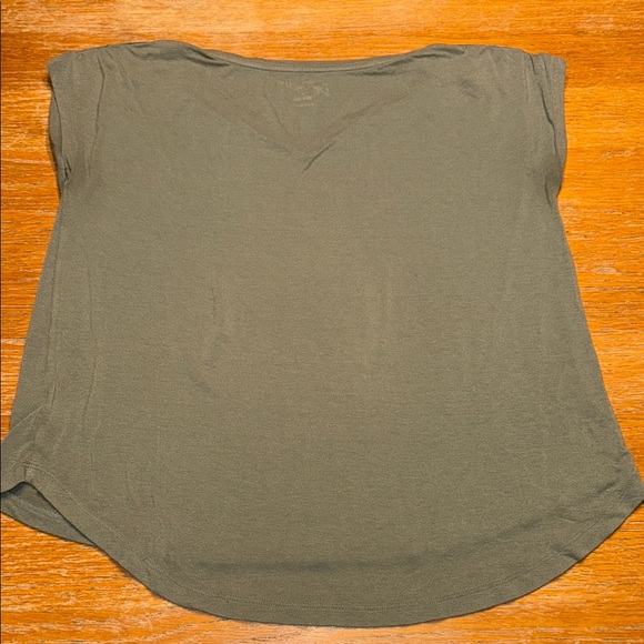 Green Ruched Sleeveless Blouse - Picture 2 of 4